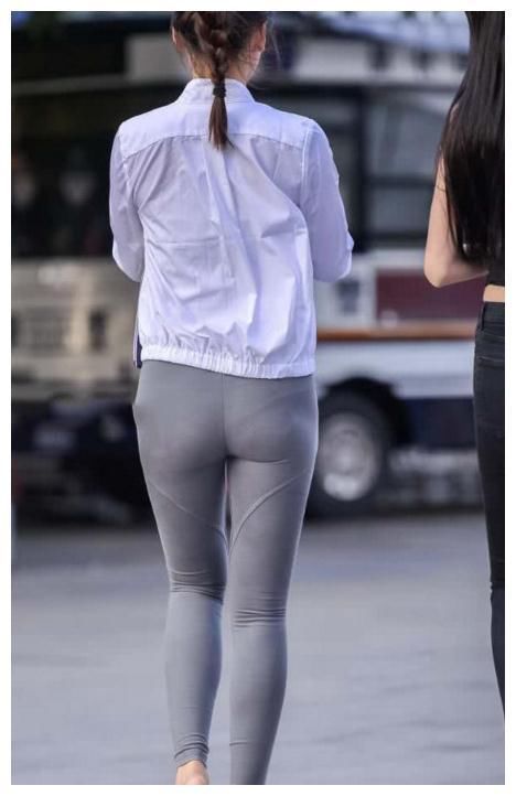 妩媚迷人的打底裤美女，勾勒出凹凸紧致的曲线，特别吸睛