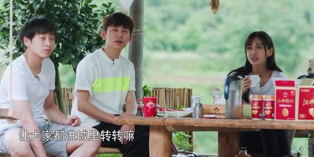 杨颖斜刘海造型引发网友吐槽,莫名有种油腻感