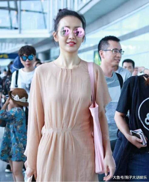 王鸥现身机场：肤色的开衩长裙，仙气十足还不失，却穿着拖鞋