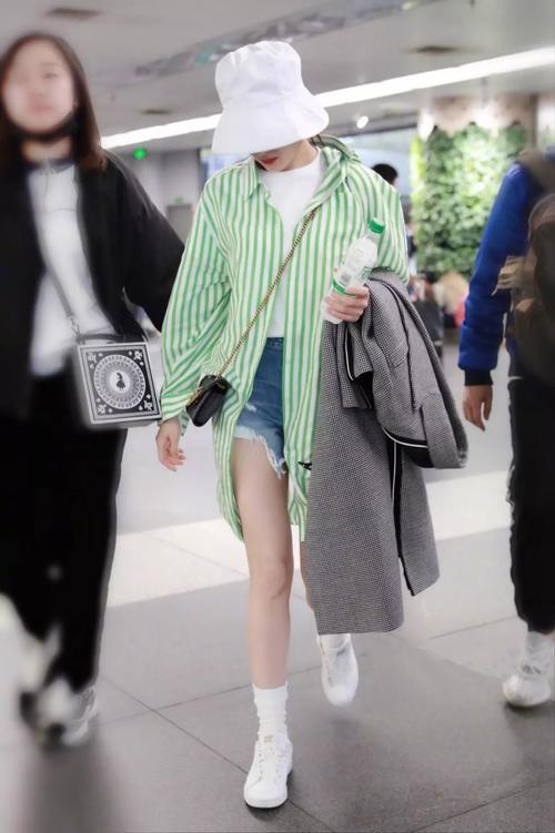 娜扎输给了关晓彤！不仅腿短，还九曲十八弯？