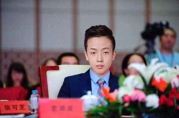 他今年17岁当处长，哈佛毕业与美国总统合影，被警方揭穿骗子真相