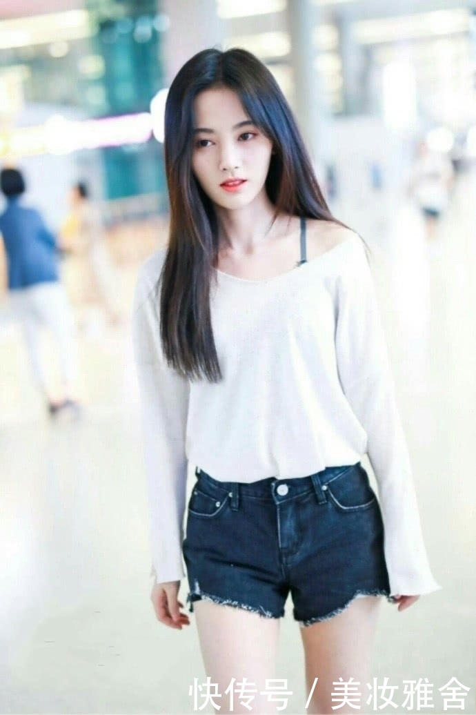 鞠婧祎短裤提得太高，安全裤都露出来了，网友：好尴尬啊！