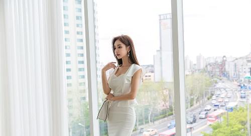 路人街拍，红裙子非常衬托肤色，小姐姐看上去非常的阳光迷人