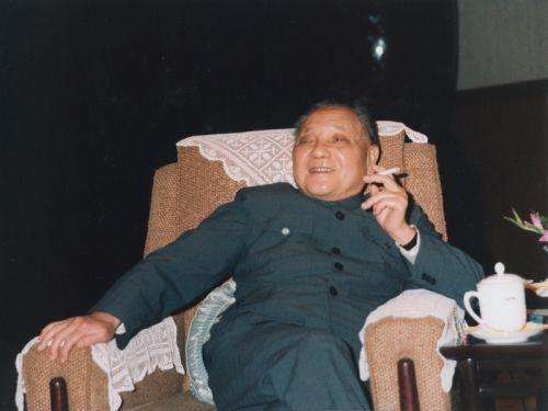  邓小平：1978年，有人在纽约报纸上劝他戒烟，邓小平的回复很“