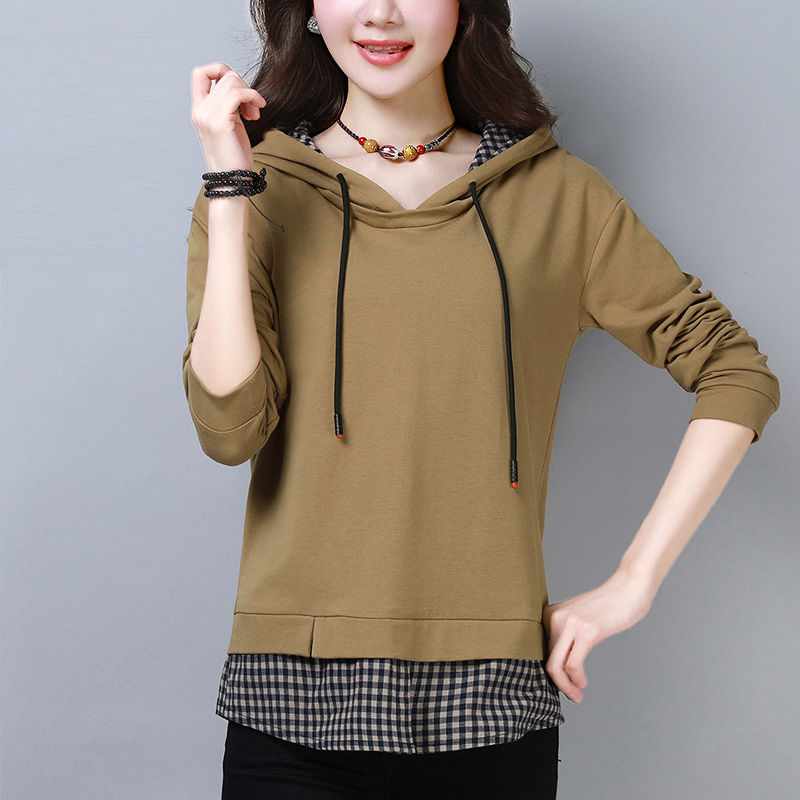 真没想到，今年流行的卫衣竟这么洋气，70后老婆穿上，减龄美炸