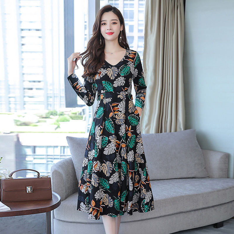 女人再好看，也不要裙子配丝袜!瞧瞧女人这样穿，没人信我50岁