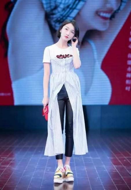 周冬雨穿裙子还要带“腿袖”？丑出新高度，网友：也是没谁了！