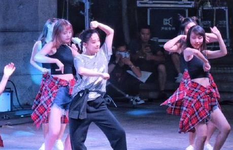 43岁的梅婷靓丽十足，时尚感让人羡慕不已