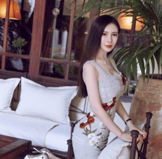 上班|街拍:新来的女秘书,这种短裙适合上班穿吧?真的是优雅又美丽大方