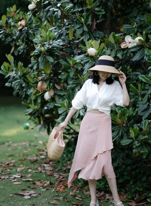  #气质#三木的高级穿搭又来一波！白色衬衫配“虾皮粉”半身裙，气质清新