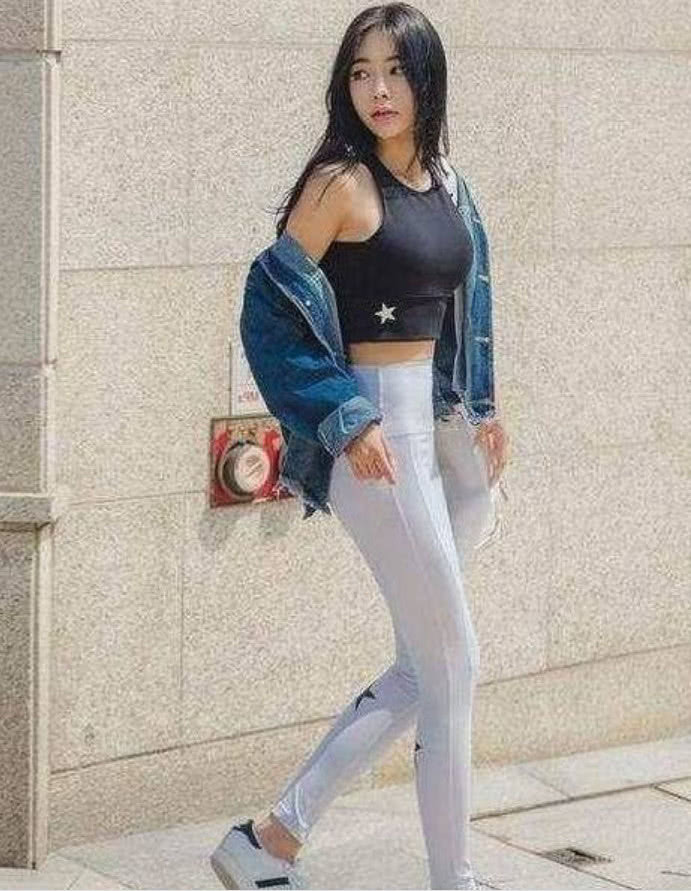 姣好身材的美女身穿紧身长裙，展露高雅气质，像一条美人鱼！