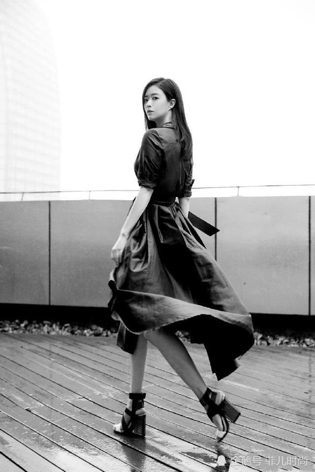 暴瘦20斤后的蒋欣终于露面，穿衬衫裙现机场，这张脸简直不敢评价