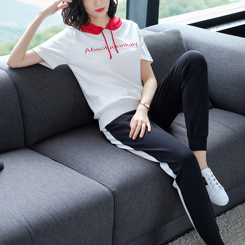 女人出门一定要收拾自己，今年流行这款运动套装，显嫩美翻天