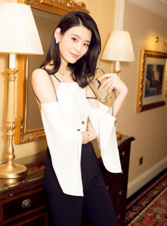 第一次见奚梦瑶这么有女人味，穿得跟肚兜一样，超模身材不假！