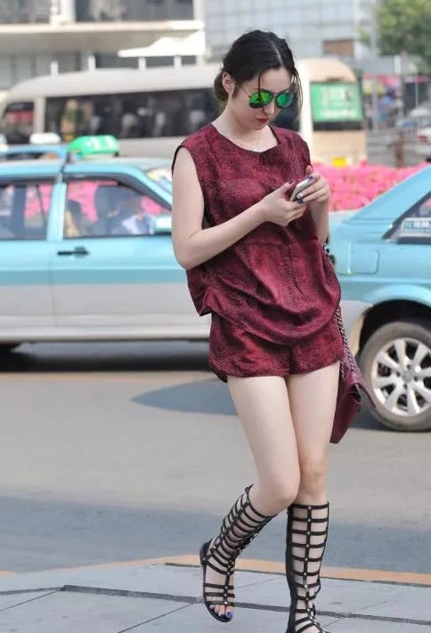 时尚小姐姐红色连衣裤，穿出了别人不敢穿的美丽曲线