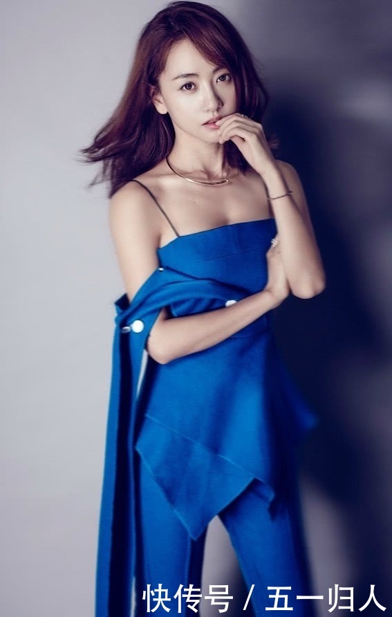 杨蓉的裤子非常别致，是穿了两条“鱼尾”简直美翻天