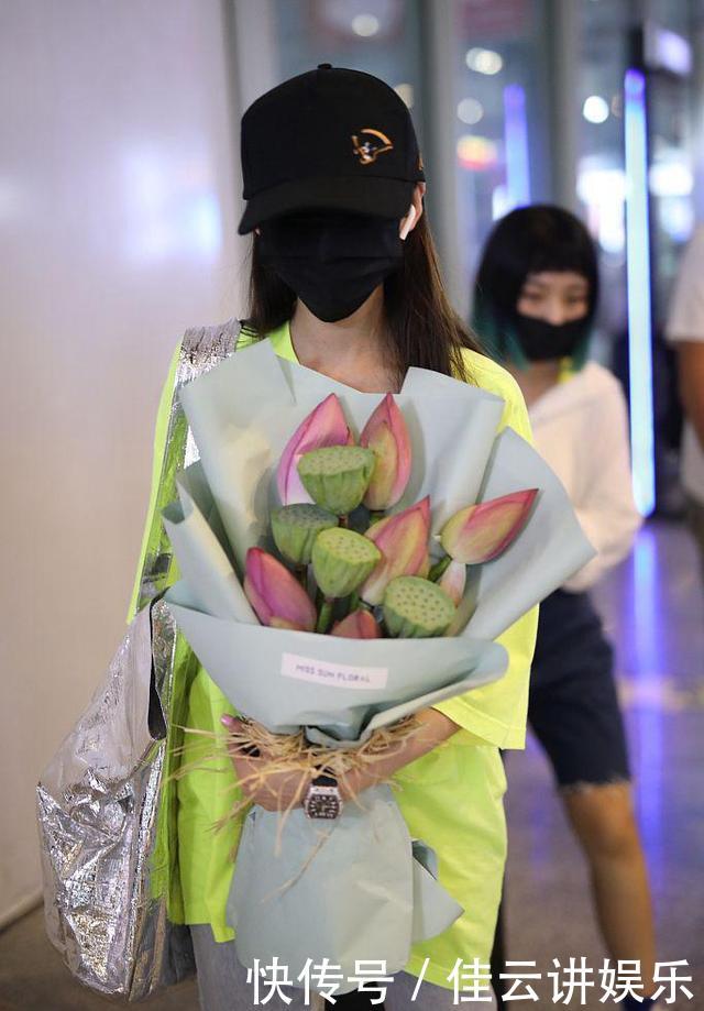 奚梦瑶张天爱同穿荧光绿T恤，一个大长腿吸睛，一个靠鲜花抢镜！