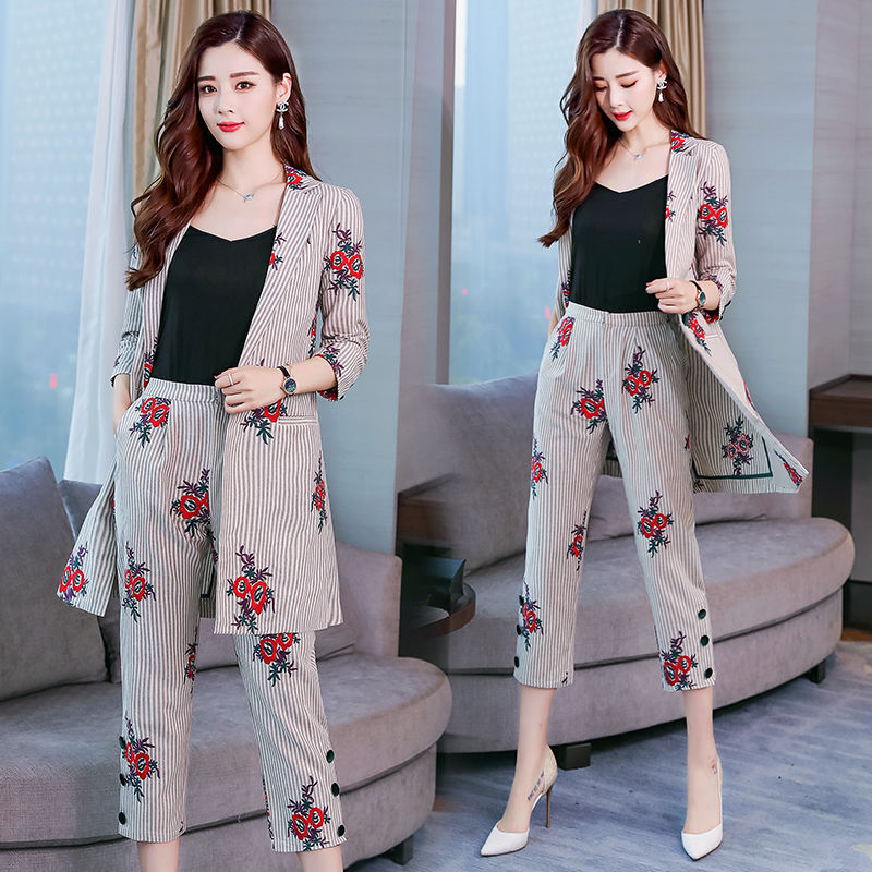 终于入秋转季了，老婆把连衣裙全扔了，换上这秋套装，美嫩又洋气