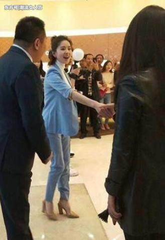 刘诗诗居然这样穿，看完下半身太抢眼，网友：气质还是女神级！