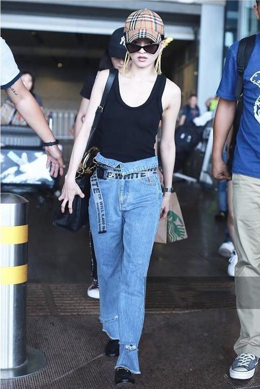 当张韶涵和陈乔恩同穿小背心，网友:我的小背心你在哪里?