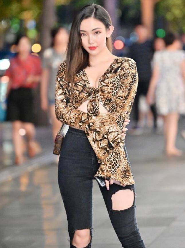 #美女#街拍:身材高挑的美女,一条针织开叉连衣裙,时尚女性魅力十足