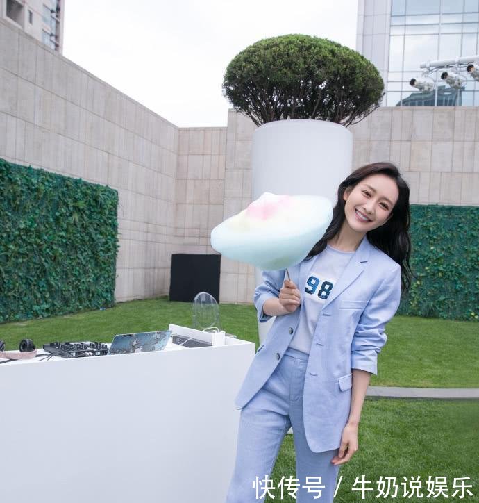 王鸥瘦出新高度, 竟能把直筒裤穿成阔腿裤, 一走路就尴尬!