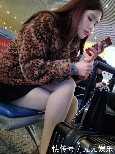 候车厅貂皮丝袜小姐姐，浑圆白皙的美腿很有女人味