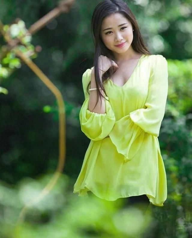 时尚搭配：这位漂亮的小姐姐，一身淡绿色短裙，展现清新淡雅气质