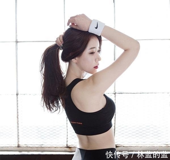  【展现】运动打底裤好弹性的裤子让你更加完美展现女性的美