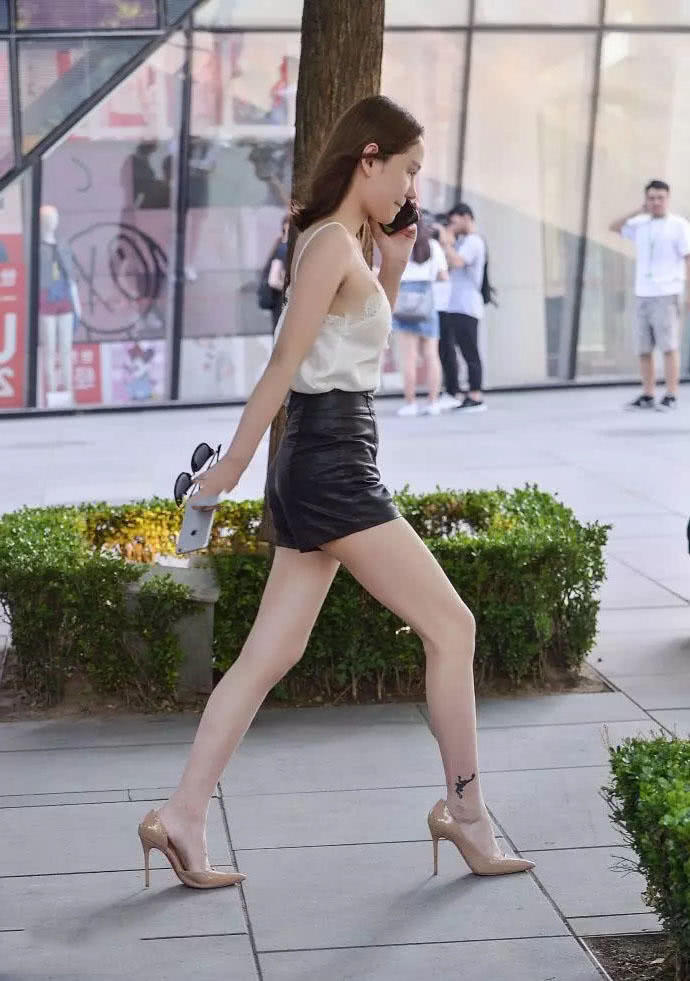 心大的小姐姐穿着蕾丝边吊带上街，搭配黑色短裤更加性感迷人