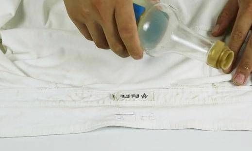  「轻松」白衬衫衣领发黄怎么洗？教你个方法，不需费劲搓，黄渍轻松洗干净