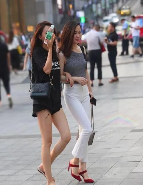  卡其色■街拍：气质出众的小姐姐，一件黑色连衣裙搭卡其色外套，时尚女神