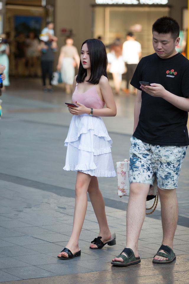 美女散步，独特娇美仙气飘飘，初恋的味道！