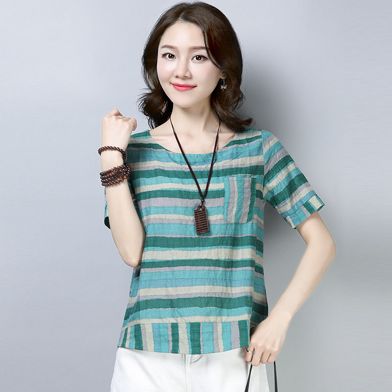 身材丰满的女生穿这样的,紧身T恤性感火辣,男人都直勾勾的看着