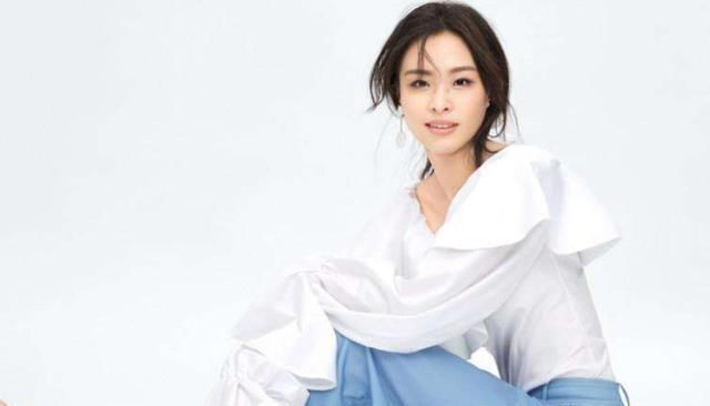  『以选择』吴敏霞和丈夫走机场,穿棉服麻杆腿好惹眼,难得浓妆红唇气质大变