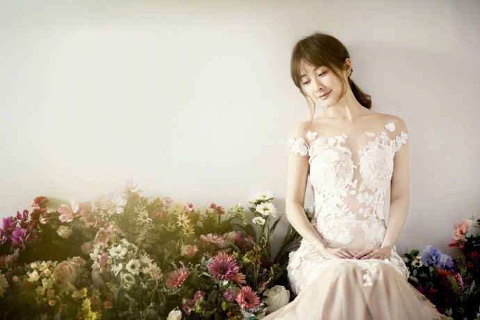 吴昕这是逆生长的节奏，换了个发型堪比换脸，网友：美回18岁