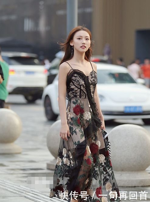 街拍：图五美女穿超短裤，衬衫不系扣“露”出肚脐眼，真是随性！