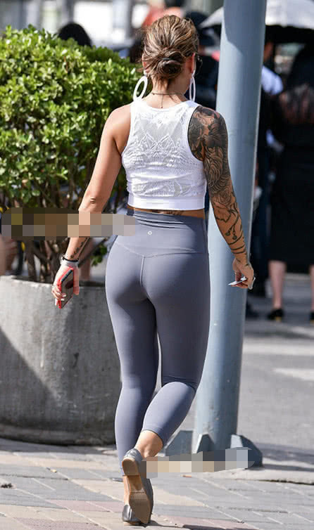 有纹身的小姐姐紧身裤展现听傲滚圆的身姿，走路气势十足