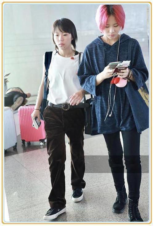 中国好姐姐！窦靖童机场挎两包不怕累，妹妹窦佳嫄只顾低头玩手机