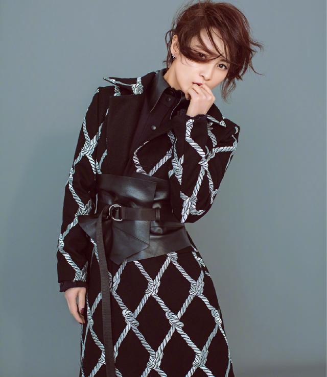 蒋勤勤身穿西服外套+连体裤，气质出众不显老，网友：她有43岁吗