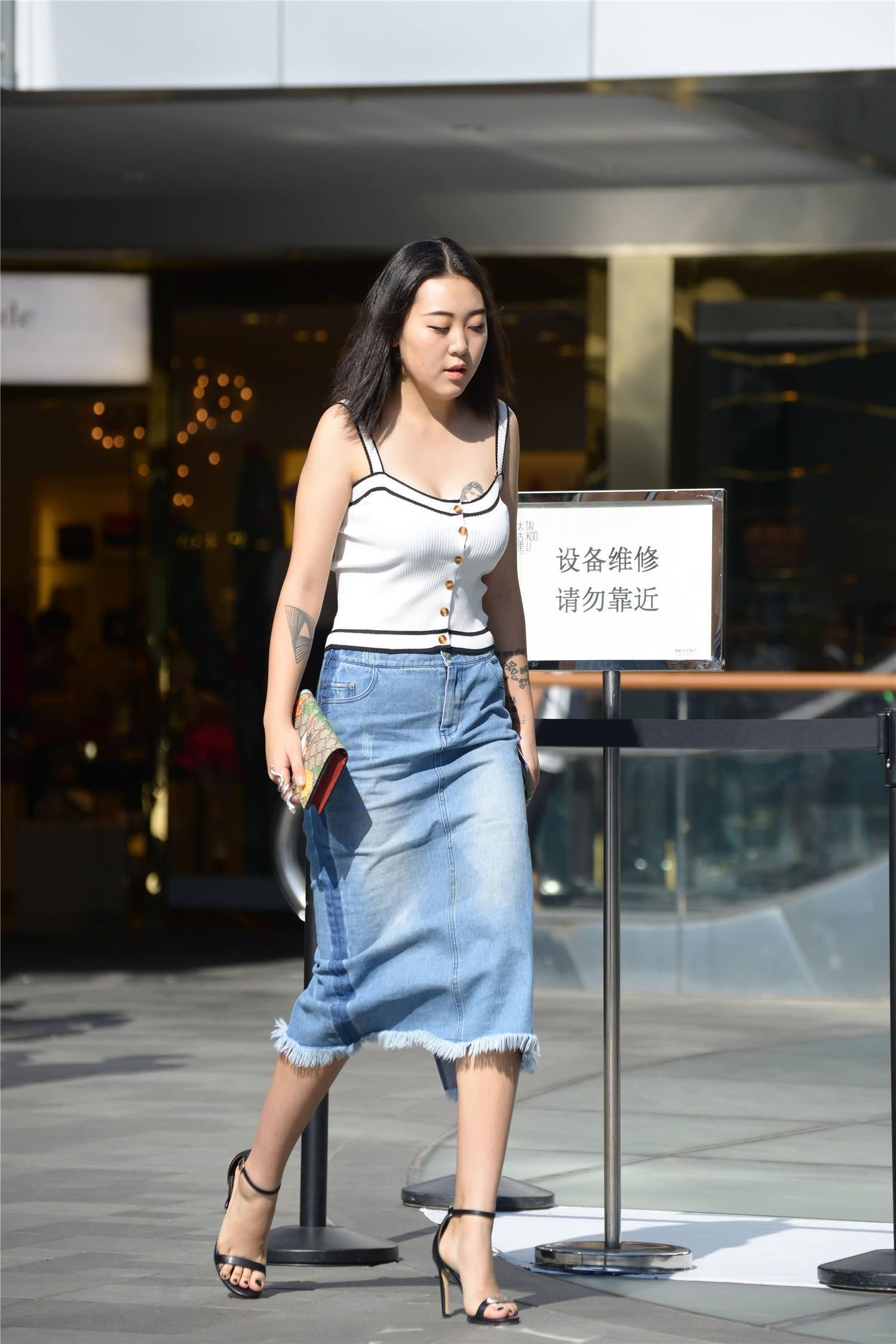 红色■搭配红色高跟鞋，特别显身材，纯白色的吊带紧身裙