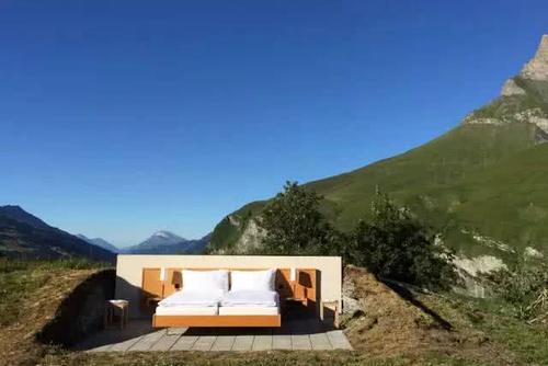 瑞士“0星级”酒店，野外一张床，一晚还要1400元