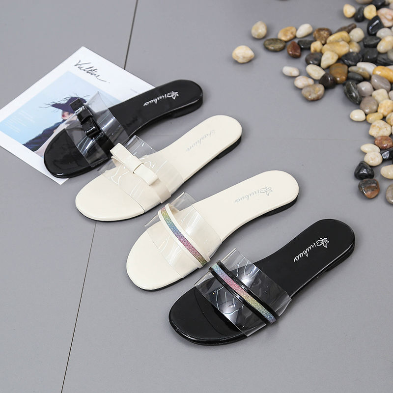 难怪呢!小姨不穿高跟鞋了，穿上时尚凉拖，显得脚更白嫩呢