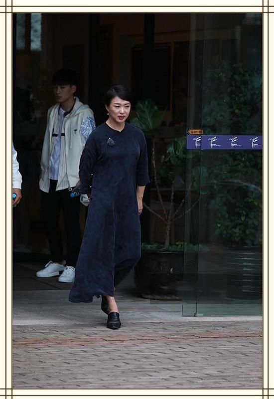 没有徐帆的气质真别穿旗袍，像金星这样穿出僧袍范得多尴尬啊！