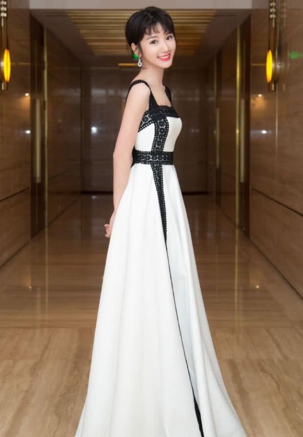 李兰迪撞衫毛晓彤，一个18岁一个30岁差别真是大，让人意外！