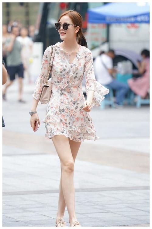 街拍：图1清纯姐妹花，小清新的穿搭，真是精致又迷人啊！