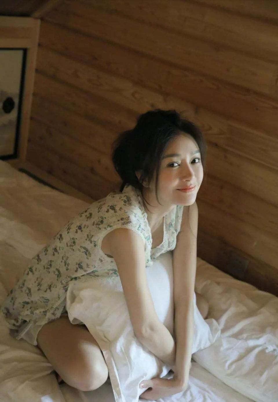 秦岚胆子真不小!穿着睡衣卖萌太撩人，网友:受不了