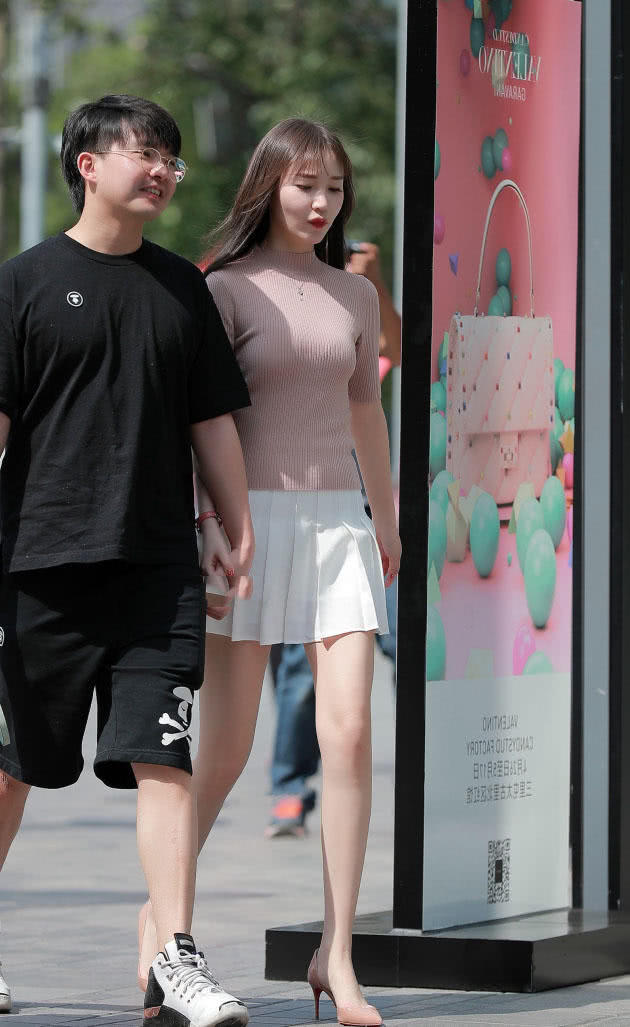 小姐姐终于穿上了心仪已久的百褶裙,优雅迷人的好身材让人羡慕