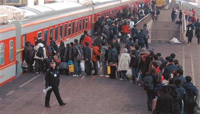 巨变十年间 游子归家路