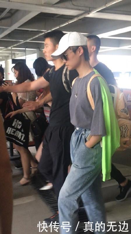 李宇春这霸气模样像视察机场，衣服穿成这样，够时尚的